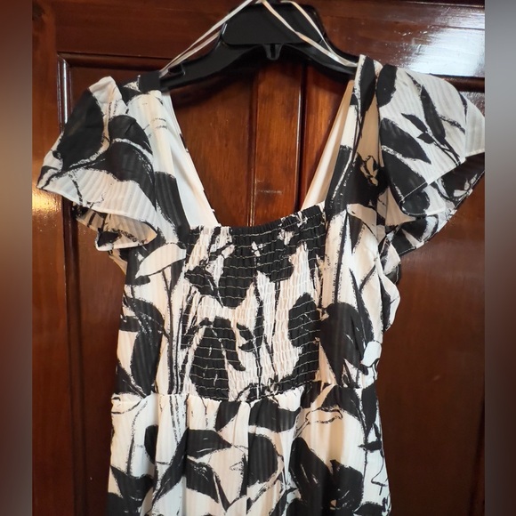 Women’s size 10 brand is Taylor floral flutter sleeve dress - Picture 3 of 3